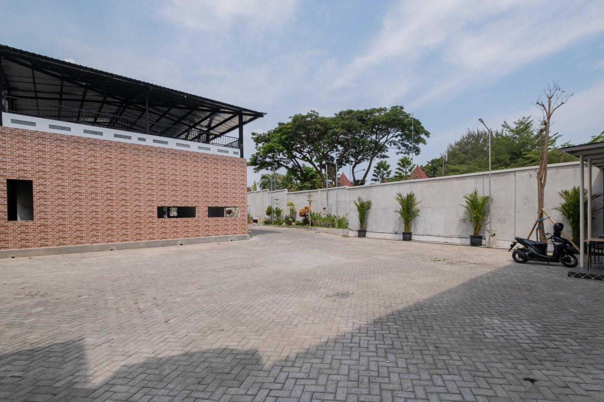 Sans Wm Hotel Blitar Exteriér fotografie